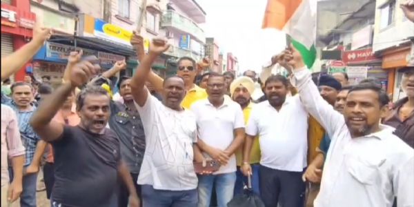 भू-धंसान के खिलाफ कतरास बंद, कारोबारियों ने बंद रखीं दुकानें