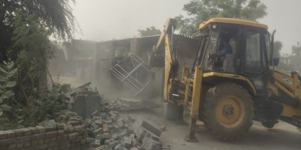 कैथल में नशा तस्कर के मकान पर चला बुलडोजर