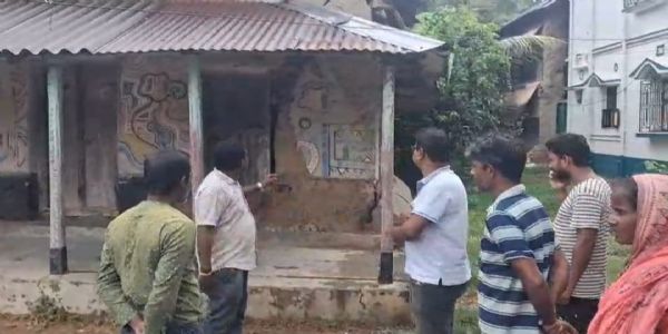 जर्जर मिट्टी के घर को लेकर ग्रामीणों का प्रदर्शन, कभी भी हादसे की आशंका