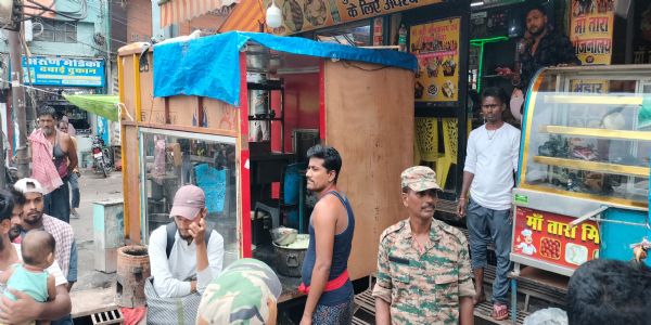 स्टेशन चौक पर नगर निगम की बड़ी कार्रवाई, अवैध दुकानदारों से वसूला 13,500 जुर्माना