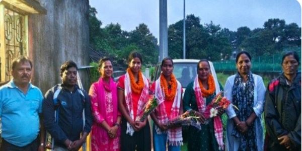 चीन में स्वर्ण जीतकर खूंटी लौटीं विनिमा और रोशनी, ढोल-नगाड़ों से हुआ स्वागत