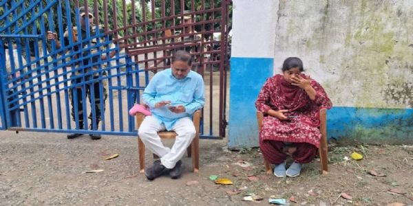 फर्जी मुकदमों और वोट लूटने की साजिश का आरोप, रेजीनगर थाने के बाहर धरने पर बैठे विधायक हुमायूं कबीर