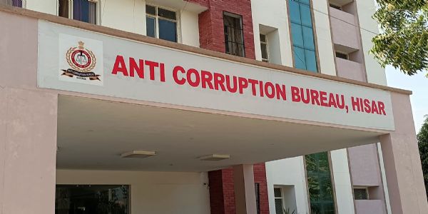 हिसार में नहरी विभाग का जिलेदार तीन हजार रिश्वत लेते गिरफ्तार