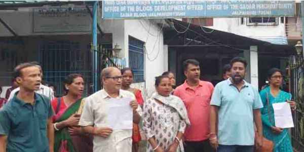 तृणमूल के पंचायत प्रधान और उपप्रधान का इस्तीफा