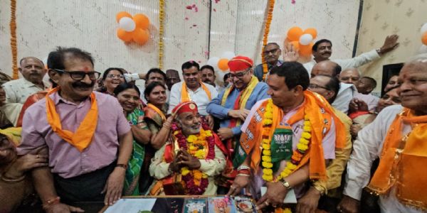 अभिजित मुहूर्त में वैदिक मंत्रोच्चार के साथ उप महापौर दिनेश भट्ट ने ग्रहण किया पदभार