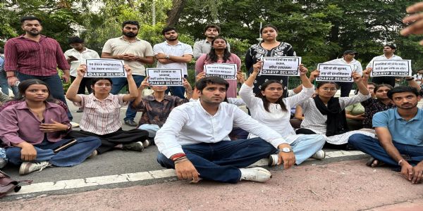 दिल्ली विश्वविद्यालय: महिला सुरक्षा के मुद्दे पर अभाविप का वीसी कार्यालय के बाहर प्रदर्शन