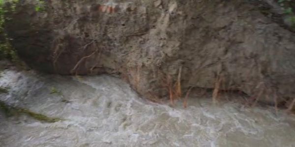 मशरक में नहर का बांध टूटा, खेतों में भरा पानी