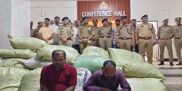 सोनभद्र में कंटेनर से तीन करोड़ का अवैध गांजा बरामद, दो गिरफ्तार