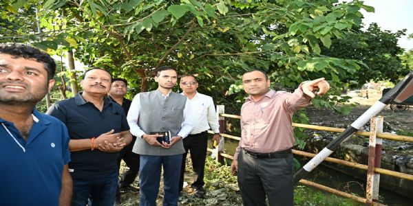 भगत सिंह चौक से अतिक्रमण हटाने के निर्देश, डीएम ने किया निरीक्षण