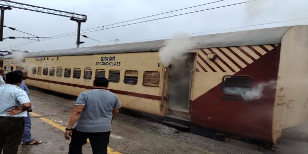 कोडरमा स्टेशन पर पैसेंजर ट्रेन की बोगी से उठा धुआं, मची अफरा-तफरी