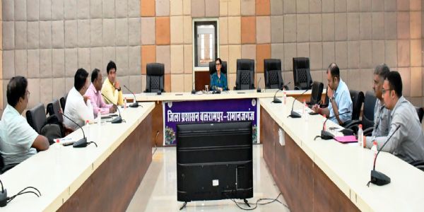 कलेक्टर ने खनिज पट्टाधारकों की बैठक लेकर नई खदानों और परियोजनाओं की प्रगति की समीक्षा की