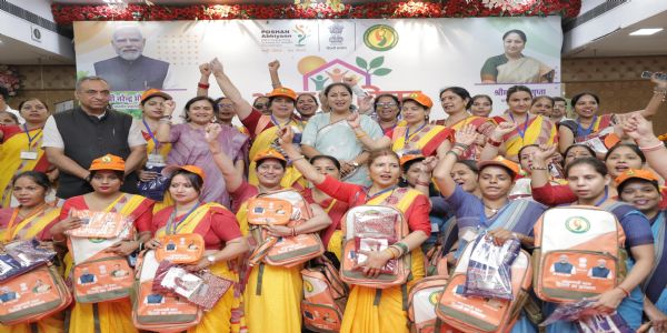 मुख्यमंत्री ने आंगनवाड़ी कार्यकर्ताओं एवं सहायिकाओं का किया सम्मान