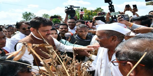 वाशिम जिले के हालात का जायजा लेने पहुंचे मुख्यमंत्री, किसानों को जल्द मदद का आश्वासन