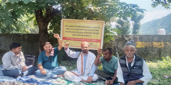 ईई के तबादले और निर्माण कार्यों की जांच को लेकर धरना किया शुरू