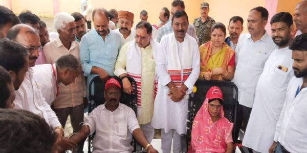 सेवा संकल्प अभियान में रक्तदान, बूथों पर बांटे गए ब्लूटूथ स्पीकर और बैनर
