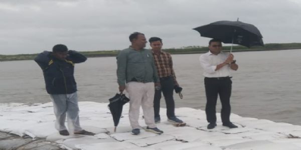 कोसी तटबंध की सुरक्षा को लेकर अधिकारियों ने किया निरीक्षण