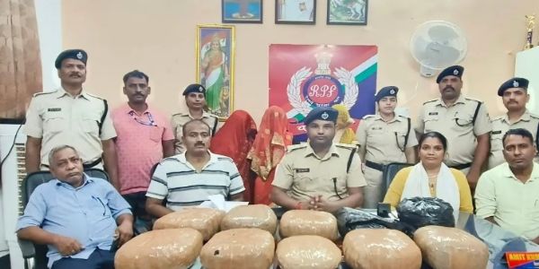 कवि गुरु एक्सप्रेस से 17.65 किलो गांजे के साथ तीन महिला तस्कर गिरफ्तार