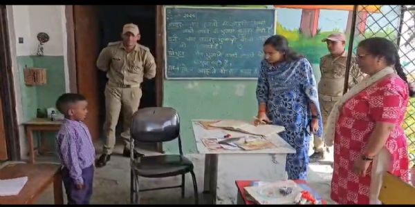 तहसीलदार ने जर्जर आंगनबाड़ी केंद्र को सुरक्षित भवन में कराया शिफ्ट