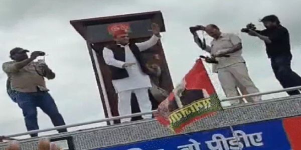 पीडीए रथ पर सवार हुए अखिलेश, रायबरेली में हुआ जोरदार स्वागत