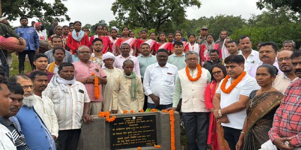 सांसद ने किया धुमकुड़िया भवन का शिलान्यास