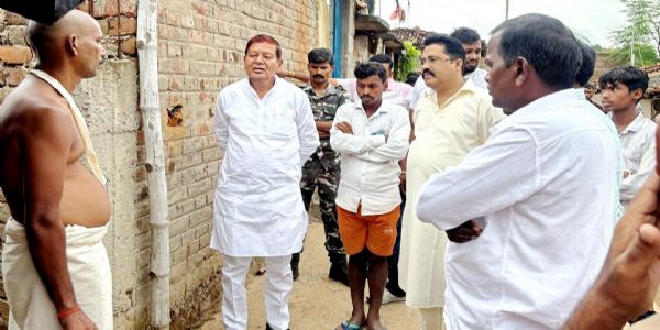 जान गंवाने वाले युवकों के परिजनों से मिले झामुमो जिलाध्यक्ष