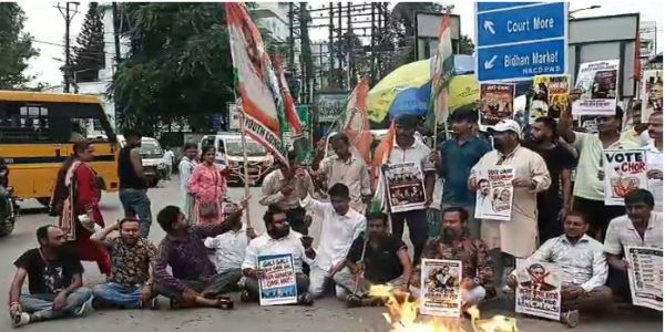 मुख्य चुनाव आयुक्त ज्ञानेश कुमार के इस्तीफे और गिरफ्तारी की मांग को लेकर शसिलीगुड़ी में कांग्रेस का प्रदर्शन