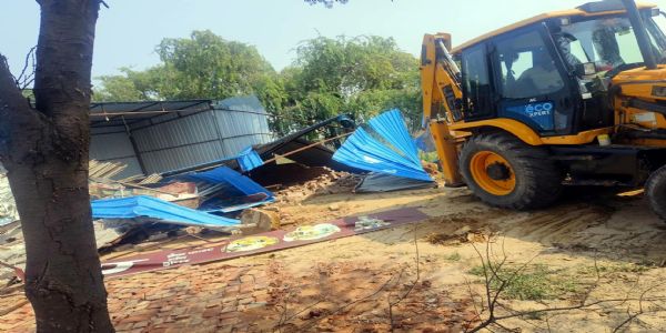 फतेहाबाद : हाइवे किनारे पनप रहे अवैध निर्माणों पर चला प्रशासन का बुलडोजर