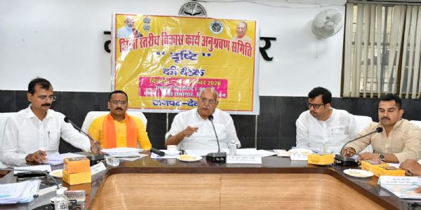 देवरिया : दृष्टि’ की बैठक में विकास कार्यों की समीक्षा, गुणवत्ता पर जोर : कृषि मंत्री