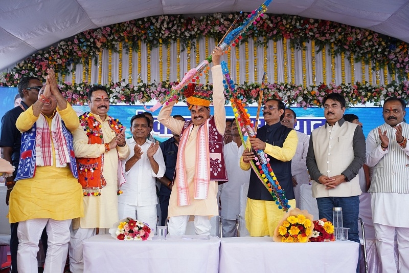 मुख्यमंत्री डॉ. यादव का देवास के पुंजापुरा में सेवा संकल्प अभियान के कार्यक्रम में धनुष बाण भेंट कर स्वागत किया गया मुख्यमंत्री डॉ. यादव का देवास के पुंजापुरा में सेवा संकल्प अभियान के कार्यक्रम में धनुष बाण भेंट कर स्वागत किया गया