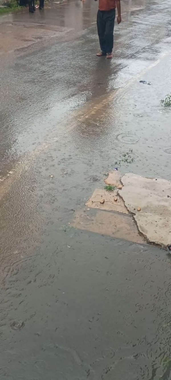 बारिश के कारण सड़कों पर भरा पानी