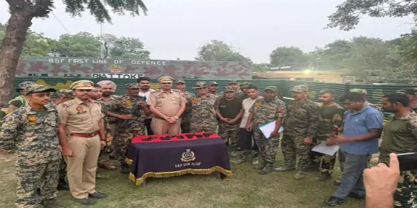 बीएसएफ और पंजाब पुलिस के अधिकारी जानकारी देते हुए बीएसएफ और पंजाब पुलिस के अधिकारी जानकारी देते हुए