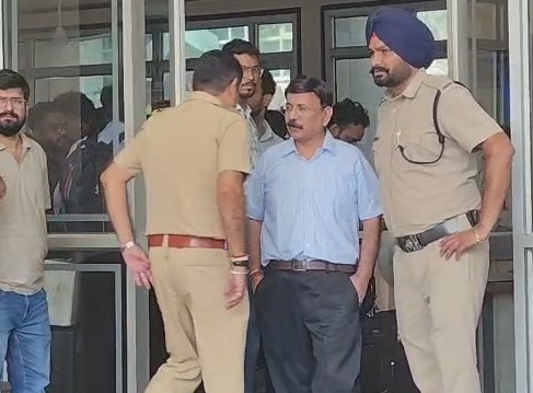 गमाडा के मुख्यालय से बाहर आती हुए ईडी के अधिकारी गमाडा के मुख्यालय से बाहर आती हुए ईडी के अधिकारी