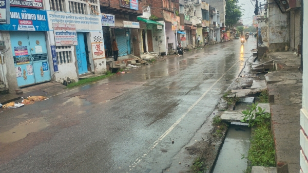 बारिश से सड़को पर फैला पानी