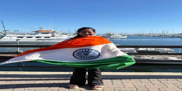 अफरीन जाबी कैटालिना चैनल पार करने के बाद राष्ट्रीय ध्वज के साथ