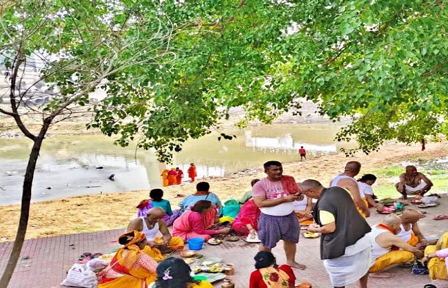 पुनपुन नदी के घाट पर पितरों को तर्पण देते पिंडदानी पुनपुन नदी के घाट पर पितरों को तर्पण देते पिंडदानी