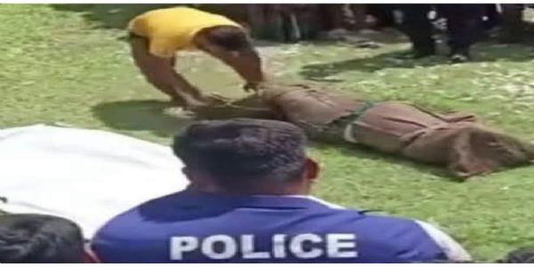 बांग्लादेश में हिंदू स्वर्णकार का शव नहर से बरामद कर रही पुलिस बांग्लादेश में हिंदू स्वर्णकार का शव नहर से बरामद कर रही पुलिस