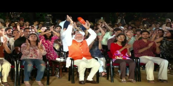 भजन क्लबिंग में मंत्रमुग्ध प्रधानमंत्री मोदी भजन क्लबिंग में मंत्रमुग्ध प्रधानमंत्री मोदी