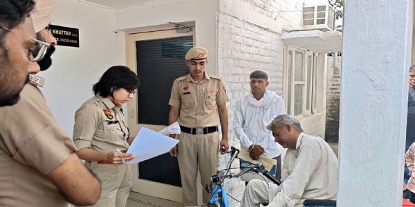 टोहाना में एसपी की जनसुनवाई, दिव्यांग को देख खुद चलकर पहुंचीं पास, मौके पर दिए कार्रवाई के आदेश
