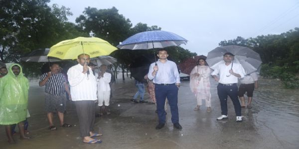 बाढ़ प्रभावित गांवों में पहुंचे सीईओ जयंत नाहटा, सुरक्षित स्थानों पर जाने की अपील
