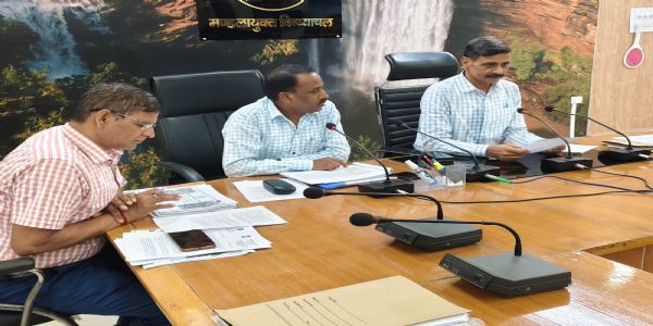 नवरात्र की तैयारियों और मंडलीय विकास कार्यों की समीक्षा, सड़कों की मरम्मत के निर्देश
