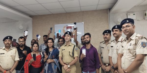 ऑपरेशन मुस्कान से लौटी खुशियां, पुलिस ने लौटाया 97 मोबाइल फोन