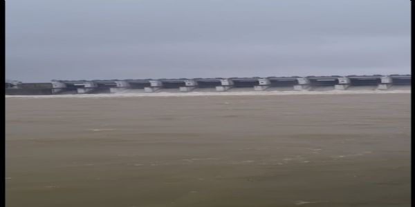 धमतरी : जलाशयों में बढ़ा जलस्तर, महानदी में छोड़ा जा रहा भारी मात्रा में पानी, तटीय गांवों में अलर्ट