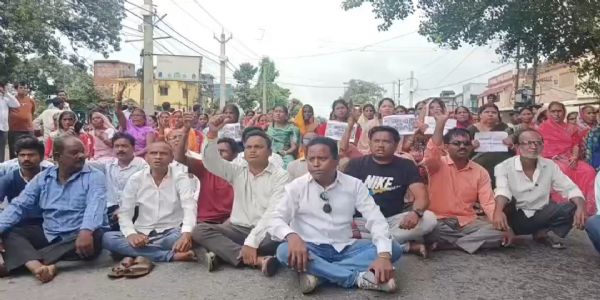 सड़क पर उतर कर ग्रामीणों ने किया जल संकट के खिलाफ प्रदर्शन