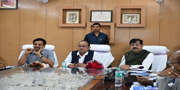 स्वास्थ्य मंत्री ने की योजनाओं की समीक्षा, डॉक्टरों की रिक्तियों पर जल्द भर्ती का निर्देश