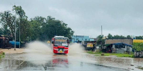 जलजमाव से हादसे का खतरा, पुलिया के पास अतिक्रमण हटाने की मांग