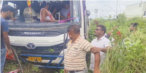 राम मंदिर से लौट रही तीर्थयात्रियों से भरी बस दुर्घटनाग्रस्त