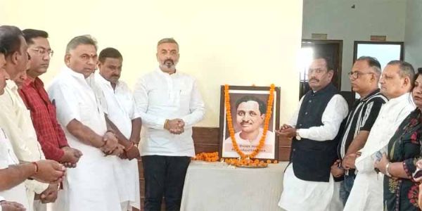 पंडित दीनदयाल की जयंती पर भाजपा कार्यकर्ताओं ने किया पुष्पांजलि अर्पित