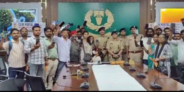 सीईआईआर पोर्टल से 37 गुम मोबाइल बरामद, लौटाए गए धारकों को