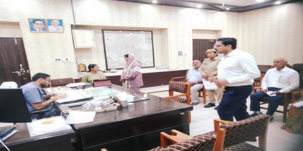 देवरिया : 38,736 निर्माण श्रमिक परिवारों के आयुष्मान कार्ड बनाने पर जोर : जिलाधिकारी