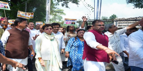 ज्ञानेश कुमार के खिलाफ सड़कों पर उतरे कांग्रेस कार्यकर्ता
